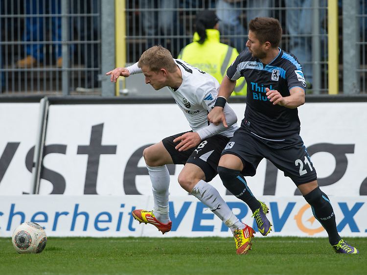 Der Münchner Markus Steinhöfer (r) versucht Sandhausens Nicky Adler vom Ball zu trennen.