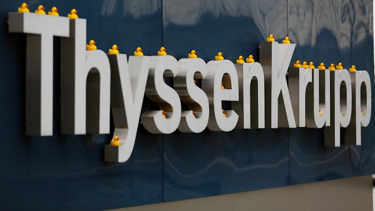 Mit gelben Plastikenten demonstrierten Mitarbeiter Ende Februar gegen den Stellenabbau. Motto der IG-Metall-Aktion: "Hier geht keiner Baden  für Zukunft und Beschäftigung".