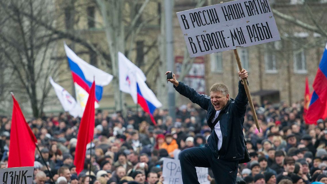 2014-03-01T213312Z_972068252_GM1EA311TO501_RTRMADP_3_UKRAINE-CRISIS-PUTIN.JPG7521311191216425061.jpg