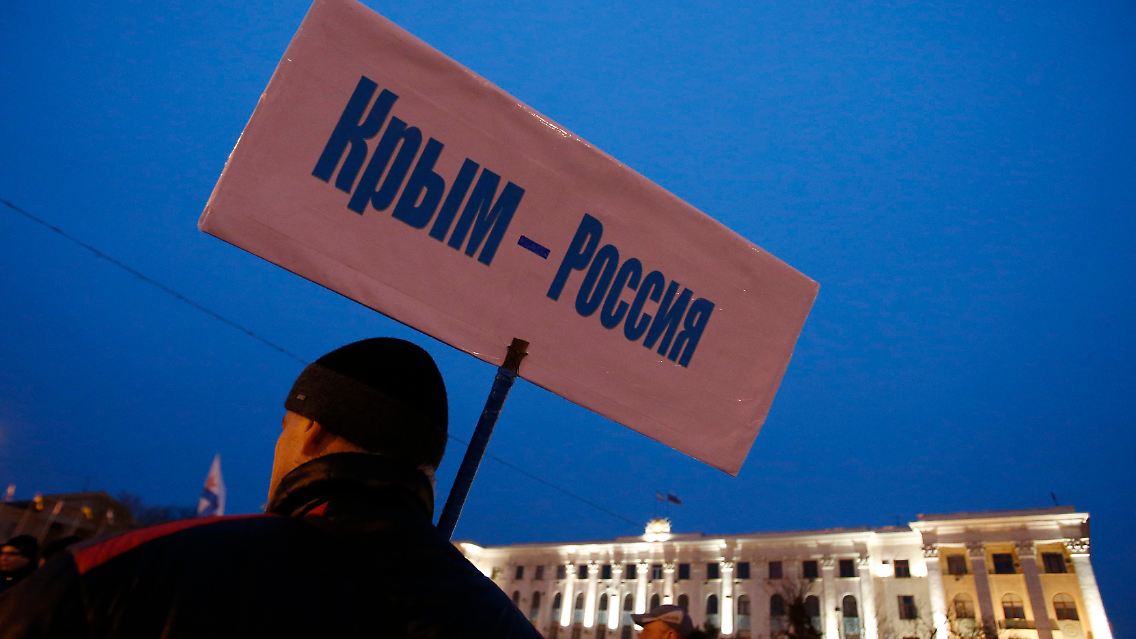 2014-03-01T170156Z_669487583_GM1EA3202RA01_RTRMADP_3_UKRAINE-CRISIS.JPG8231938317996737865.jpg