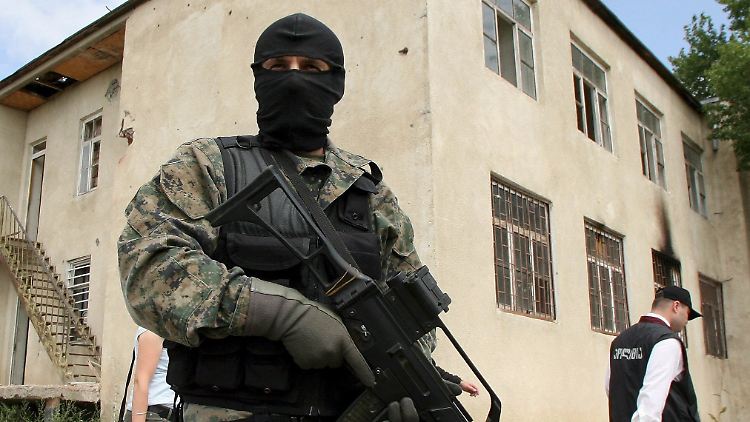 Ein georgischer Soldat patroulliert in Südossetien. Nach dem Einmarsch georgischer Truppen im August 2008 begann eine russische Gegenoffensive.