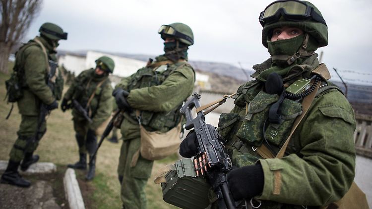 Bewaffnete Kämpfer bei Simferopol - allem Anschein nach russische Soldaten ohne offizielle Symbole.