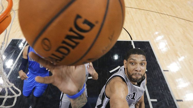 Monta Ellis wird von Tim Duncan gefoult.