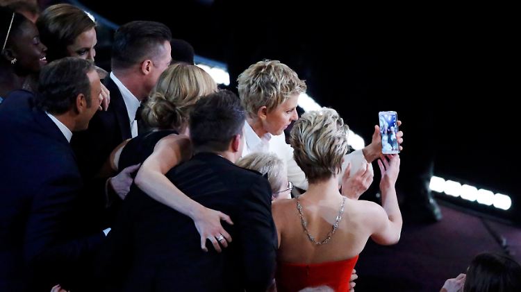 Das Smartphone wird zum wichtigen Utensil der Oscar-Nacht.