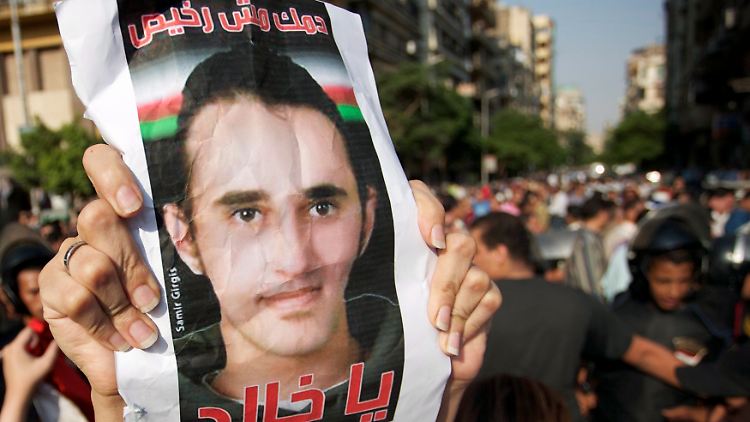 "Dein Blut ist nicht billig, Chaled", steht auf dem Poster einer Demonstrantin in Kairo kurz nach dessen Ermordung im Juni 2010. Der junge Alexandriner wurde zu einer der Ikonen der jungen Revolutionäre beim Sturz von Husni Mubarak.