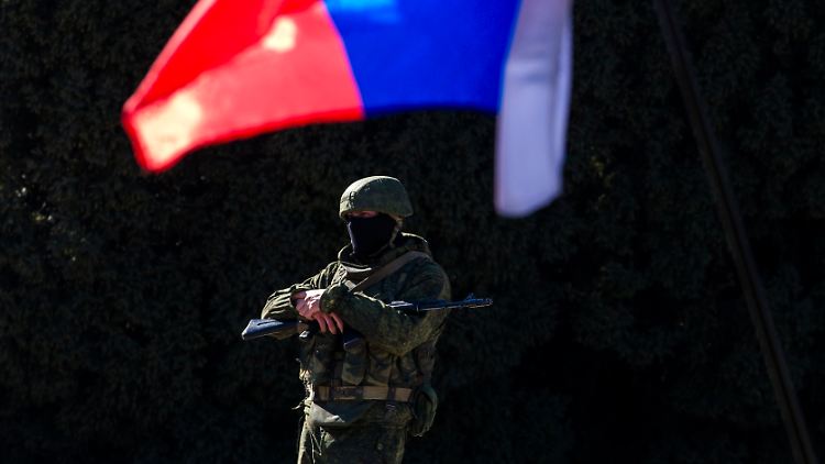 Ein mutmaßlich russischer Soldat vor dem Gebäude des Ministerrats in Simferopol, der Hauptstadt der Krim.