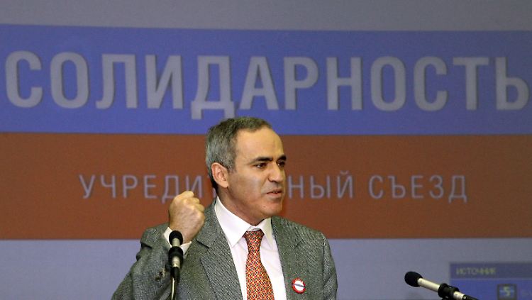 Kasparow hat bereits 2008 mit einigen Oppositionellen versucht, eine demokratische Bewegung in Russland zu etablieren. 