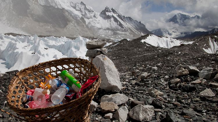 Durch den zunehmenden Tourismus auf dem Mount Everest, leidet der Berg unter einem Müllproblem.