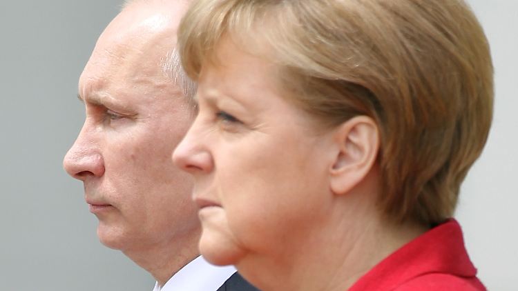 Distanziert ist die Beziehung zwischen Angela Merkel und Wladimir Putin schon länger. Durch das russische Eindringen auf der Krim wird das Verhältnis der beiden nicht besser.
