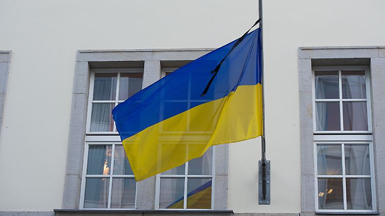 Nah am Staatsbankrott: Die Flagge der Ukraine vor der ukrainischen Botschaft in Berlin (Archivbild).