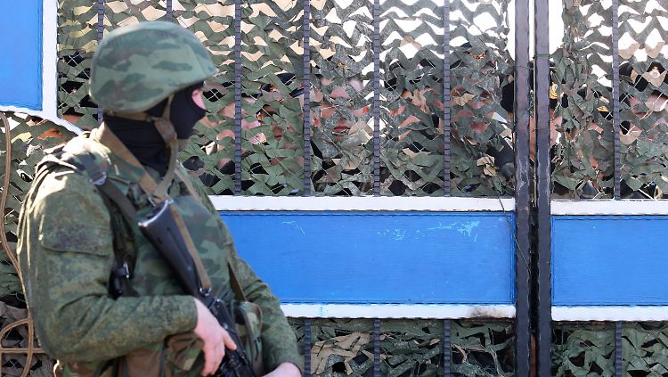 Bewaffnete russische Nationalisten haben den Zugang zum Hauptquartier der ukrainischen Grenztruppen in Sevastopol abgeriegelt.