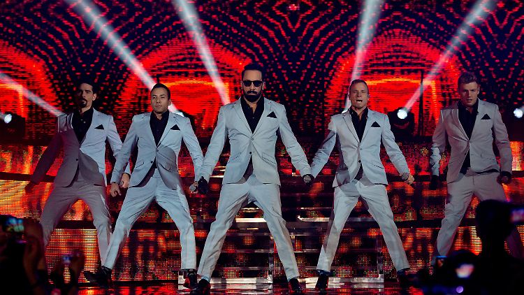 Kevin Richardson, Howie Dorough, Alexander James McLean, Brian Littrell und Nick Carter (von links nach rechts) in Aktion.