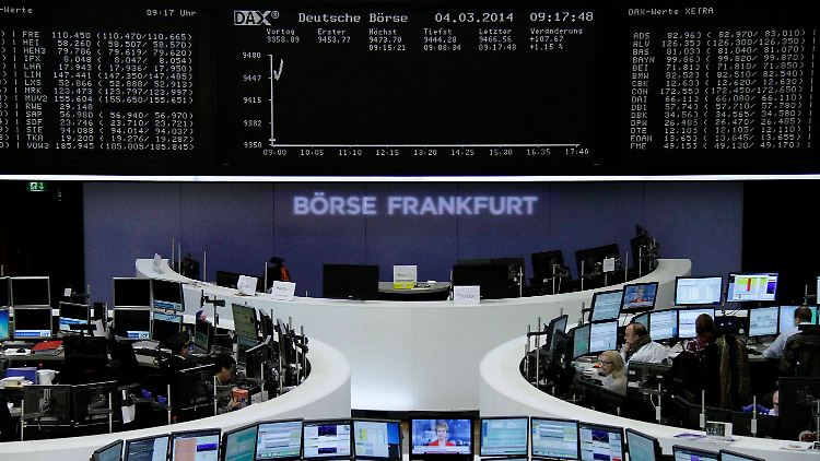 Der Dax-Start am Dienstag: Händler halten die TV-Nachrichten genau im Blick.