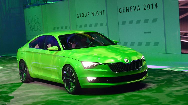 Mit einem Lichtspektakel wurde die giftgrüne "Vision C" von Skoda in Genf präsentiert.