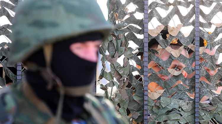 Nach russischer Darstellung ist dieser Soldat, der vor dem Hauptquartier der ukrainischen Marine postiert ist, ein Mitglied der "Selbstverteidigungskräfte" der Krim.