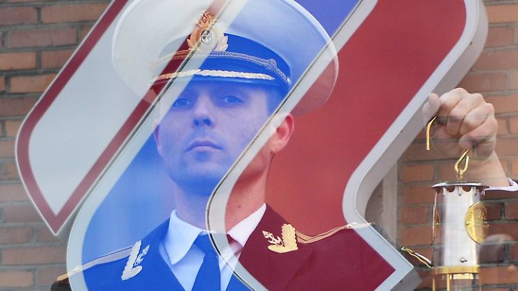 Ein russischer Marine-Offizier trägt das Paralympische Feuer.