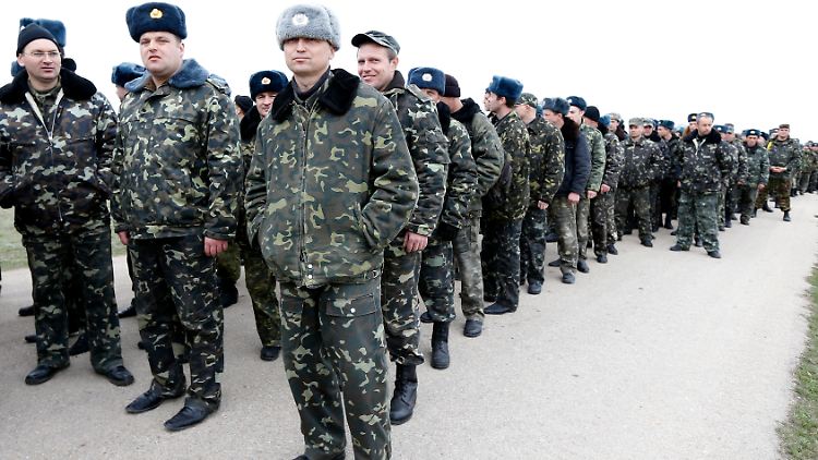 Bedingt abwehrbereit? Ukrainische Soldaten in der Nähe des Flughafens Belbek auf der Krim.