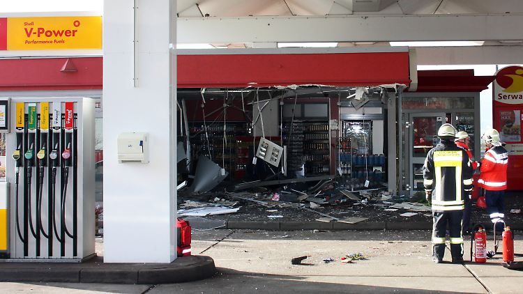Feuerwehr und Rettungskräfte am Unfallort: In der Fassade der Tankstelle hinterlässt der Transporter eine klaffende Lücke.