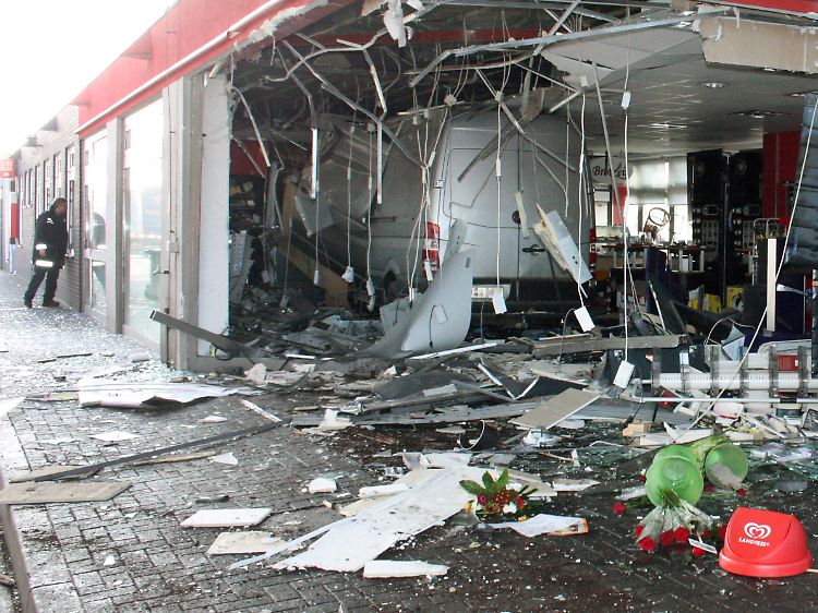 Zerstörte Regale, zerschmetterte Waren und überall Glassplitter: Der Verkaufsraum nach der Bergung des Transporters.