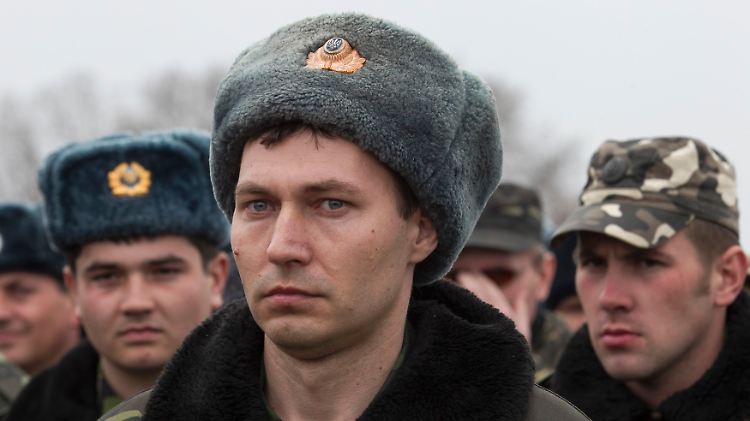 Ungewisse Zukunft: Auf der Krim stationierte ukrainische Soldaten.