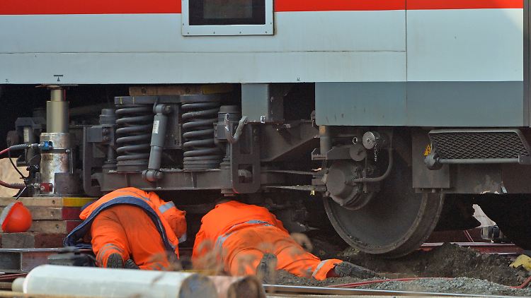 Tonnenschweres Problem im Schotter: Bergungsexperten der Bahn schauen sich den Schaden aus der Nähe an.