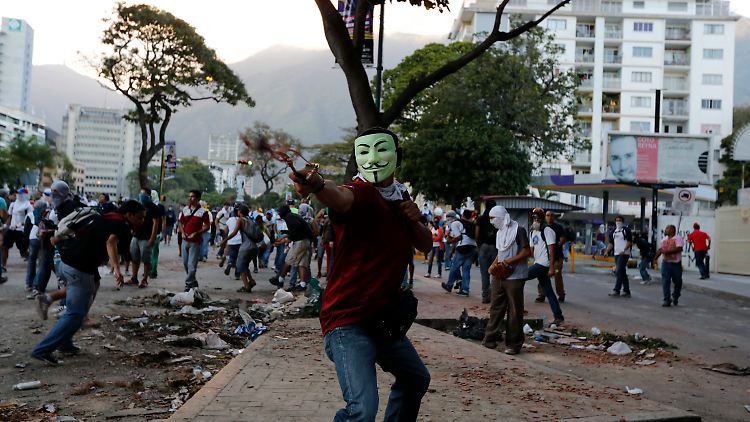 Mit Tränengas und Wasserwerfern treibt die venezolanische Polizei die Demonstranten auseinander.