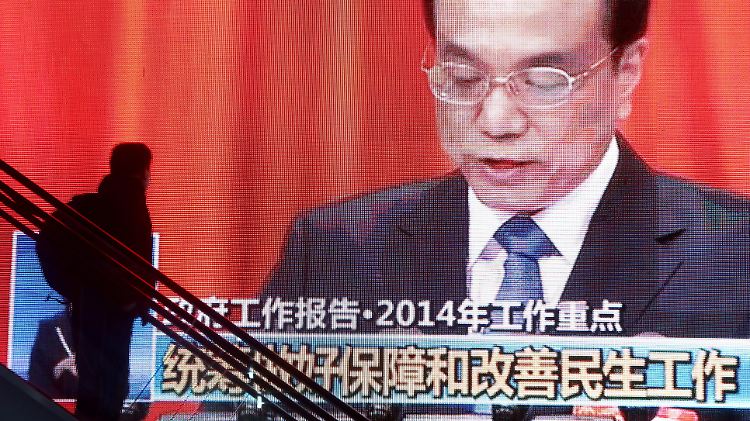 Die Auftaktrede zum diesjährigen Volkskongress wird von Chinas Ministerpärsident Li Keqiang auf einer Großleinwand übertragen.
