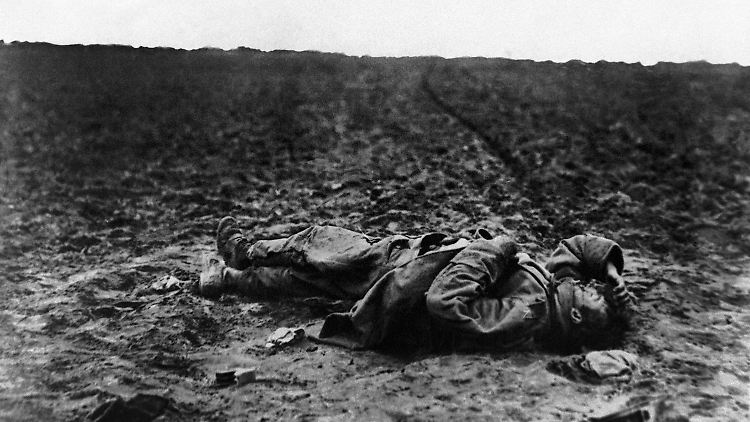Ein österreichischer Soldat liegt verwundet auf einem Schlachtfeld des Ersten Weltkriegs.