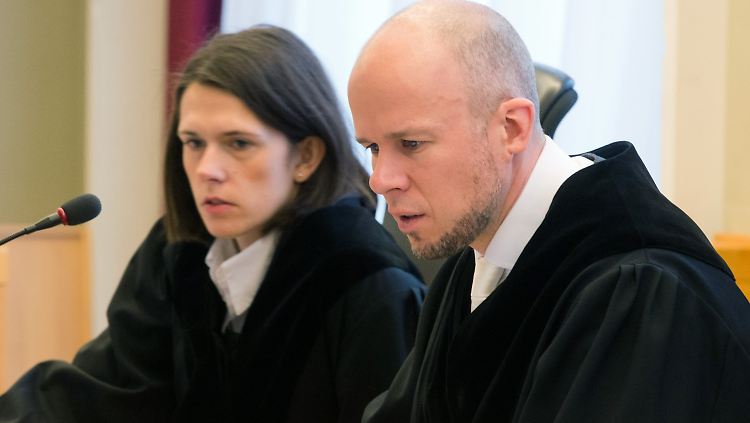 Die Staatsanwälte Anna Tafelski und Clemens Eimterbäumer müssen dem Gericht jetzt Verfahrensfehler nachweisen.