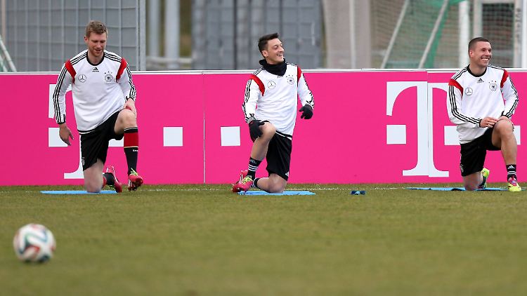 Lukas Podolski und seine Sportsfreunde Mesut Özil und Per Mertesacker Im Training für das Duell mit Chile.