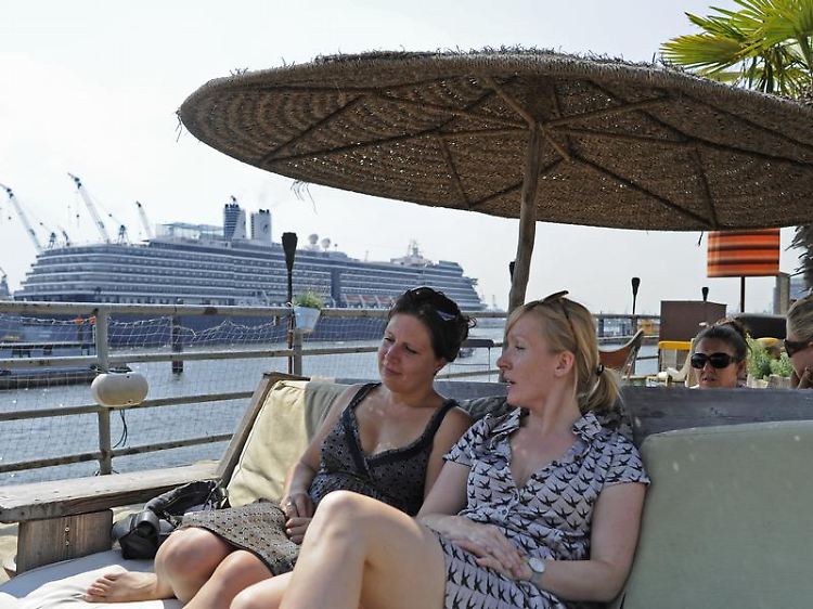 Gäste im Beachclub am Hamburger Hafen: Die deutschen Großstädte haben bei der touristischen Entwicklung besonders zugelegt.