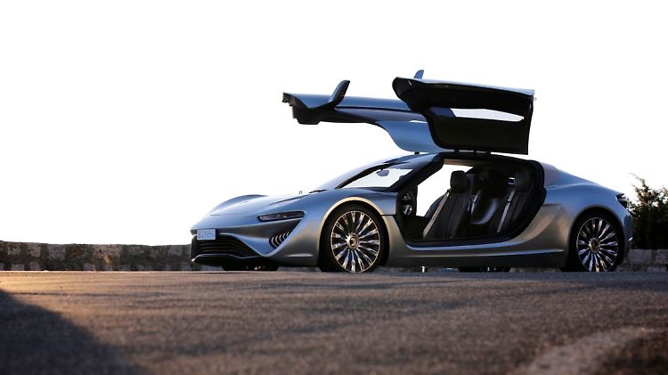 Eigentlich fehlt nur noch, dass der Quant e mit seinen Flügeltüren abhebt, denn 600 Kilometer schafft er bereits rein elektrisch. 