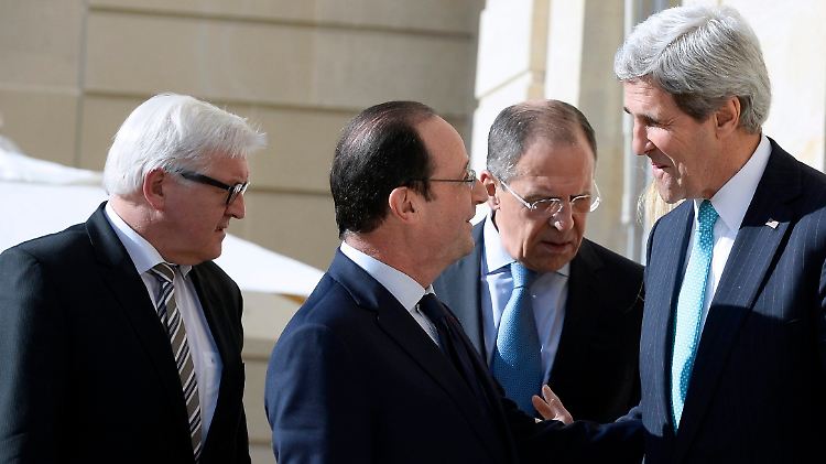 Bundesaußenminister Steinmeier (l.), seine russischen und amerikanischen Amtskollegen Lawrow (2.v.r.) und Kerry (r.) sowie Frankreichs Präsident Hollande (2.v.l.) wollen in Paris einen Ausweg aus der Krise suchen.