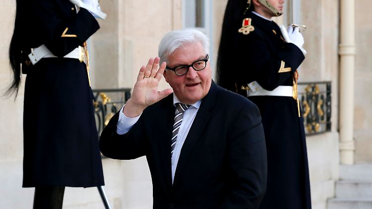 Frank-Walter Steinmeier auf dem Weg zu einem Außenministertreffen in Paris. Eigentlich hatte es um den Libanon gehen sollen, wegen der aktuellen Lage wurde aber auch über die Ukraine gesprochen.