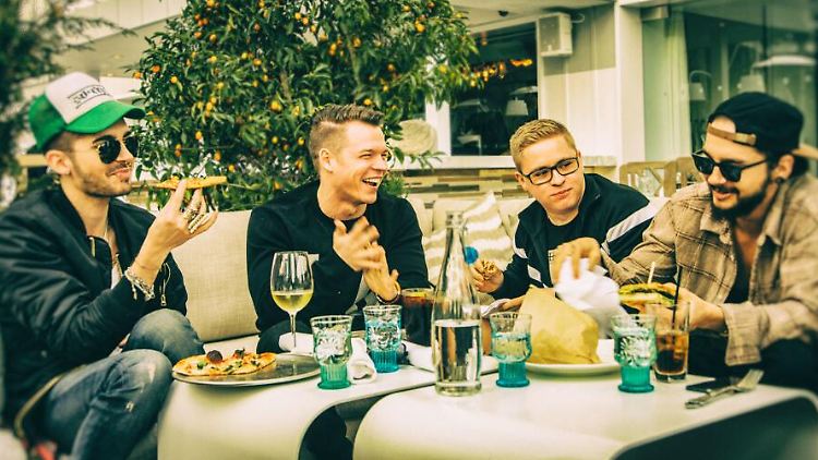 Kaum wiederzuerkennen, aber tatsächlich wahr: Tokio Hotel beim Pizza Essen.