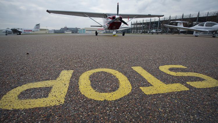Ein Betrunkener klaut ein Flugzeug dieser Art. Stoppen lassen will er sich nicht.