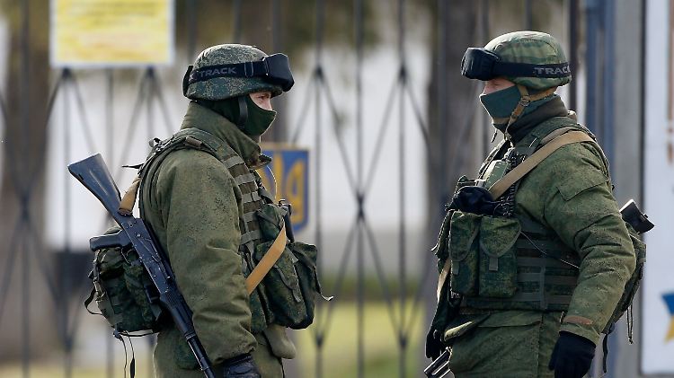 Unidentifizierte Soldaten stehen vor einer ukrainischen Kaserne auf der Krim. Es soll sich um russische Einheiten handeln.