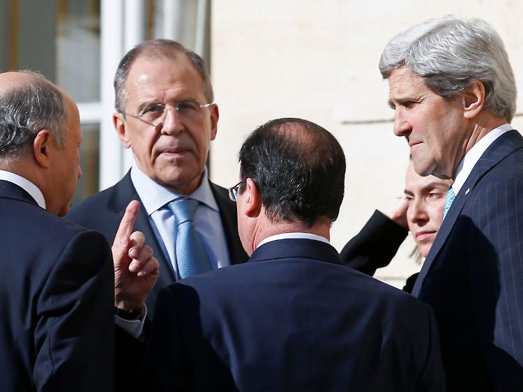 Sergej Lawrow und John Kerry im Gespräche mit Frankreichs Staatschef Francois Hollande und Außenminister Laurent Fabius.