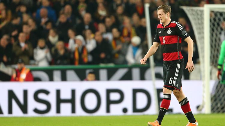 Marcell Jansen humpelt in der 24. Minute vom Rasen.