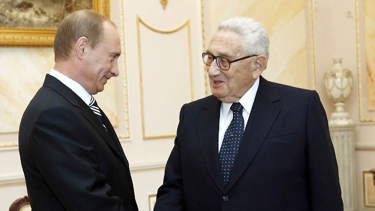 Machtpolitiker trifft Realpolitiker: Putin begrüßt Kissinger bei einem Treffen im April 2007.