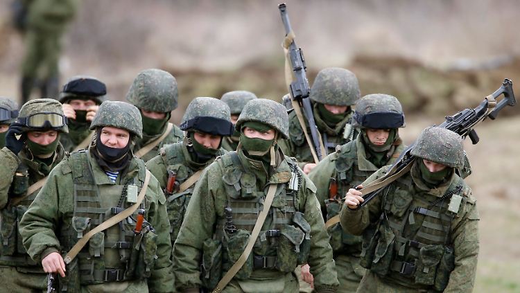 Bei diesen auf der Krim fotografierten Männern handelt es sich nach Angaben Moskaus nicht um russische Soldaten, sondern um "Selbstverteidigungskräfte."
