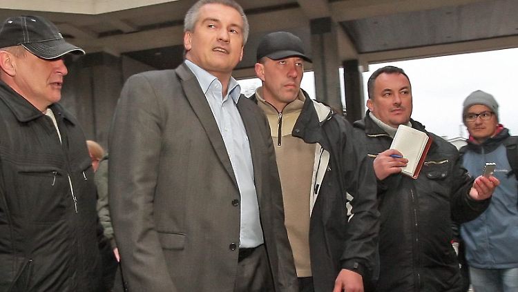 Sergej Aksjonow (2.v.l.) ist der neue wichtige Mann auf der Krim. Seit seinem Amtsantritt setzt er sich für einen Anschluss der autonomen Republik an Russland an.