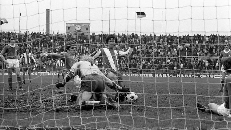 Und, hätten sie ihn erkannt? Nicht Gerd Müller, das ist einfach - es grätscht dort ein gewisser Rudi Assauer. Es hilft nichts, Bayern gewinnt im April 1972 mit 6:2 gegen Werder Bremen.