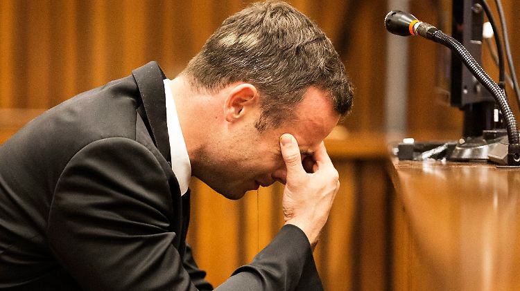 Als der Zeuge von der Tatnacht erzählt, bricht Pistorius in Tränen aus.