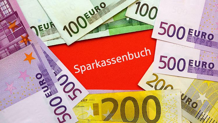 Niedrige Zinsen haben Vor- und Nachteile für Sparer.