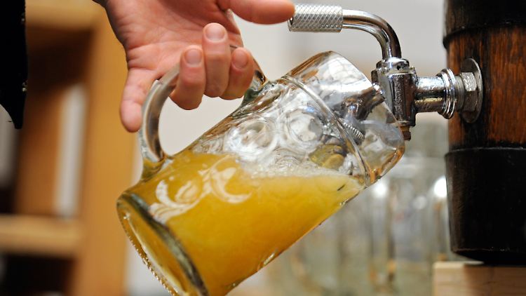 Für ein Bier in der Mittagspause müssen die Parlamentarier nun weiter als bis in die Kantine.