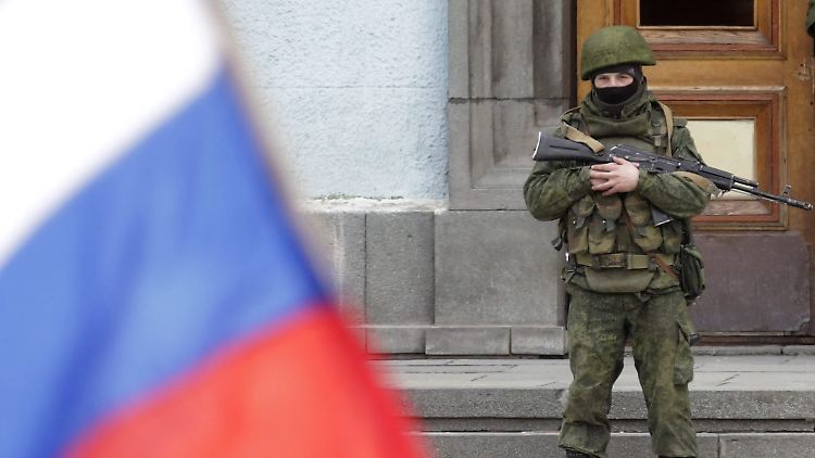 Schon seit Tagen wehen auf der Krim russische Flaggen, auch auf Gebäuden der Regierung des autonomen Gebiets.