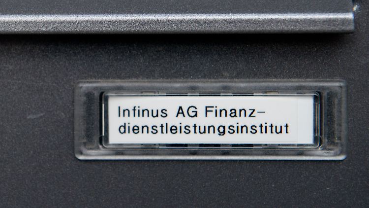 Infinus-Vorstandschef Sonntag zum "Handelsblatt":  "Wir besprechen uns momentan mit unseren Anwälten."