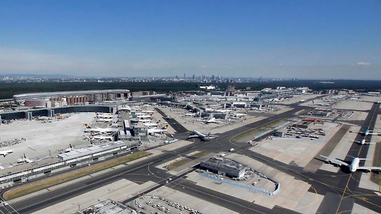 Blick über das Kerngeschäft am Morgen der Bilanzvorlage: Im Hintergrund grüßt die Frankfurter Skyline - dort ist die Fraport-Aktie im MDax notiert.