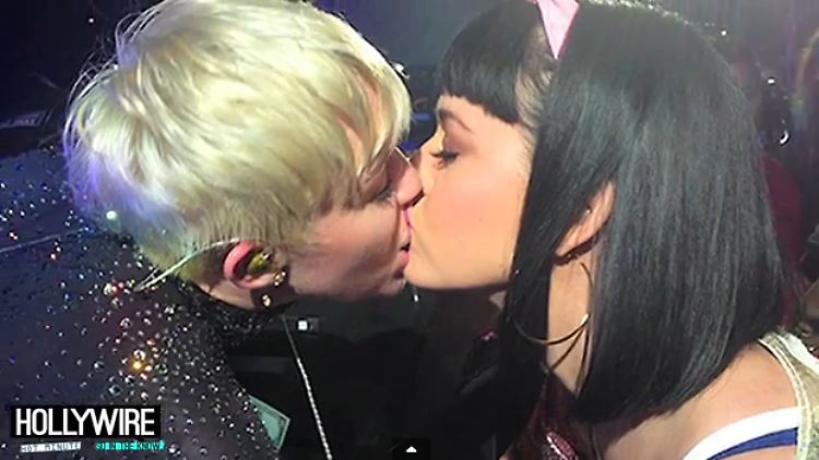 Das sieht doch noch ganz friedlich aus - los ging's mit dem Sängerinnen-Streit erst Tage nach dem Kuss.